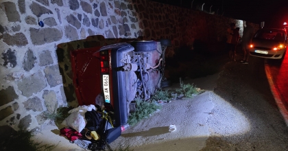 VİRAJI ALAMAYAN OTOMOBİL KANALA DÜŞTÜ