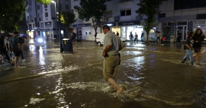 YAĞMUR SONRASI YOLLAR GÖLE DÖNDÜ