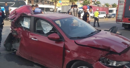 SERVİS MİNİBÜSÜ İLE OTOMOBİL ÇARPIŞTI