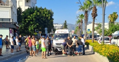 SÜRÜCÜ ANİ FREN YAPTI, MOTOSİKLET TAKLA ATTI