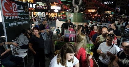 VATANDAŞLARA ÜZÜM ŞIRASI İKRAMI