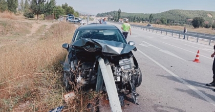 OTOMOBİL BARİYERLERE OK GİBİ SAPLANDI