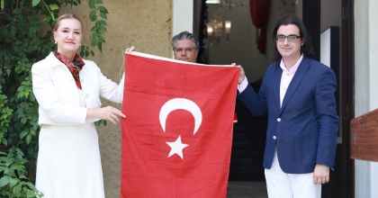 100 YILLIK TARİHİ TÜRK BAYRAĞI BAĞIŞLANDI