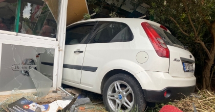 HIZINI ALAMAYAN OTOMOBİL ÖNCE ECZANEYE SONRA DÖNERCİYE DALDI