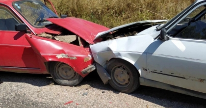 OTOMOBİLLER KAFA KAFAYA ÇARPIŞTI