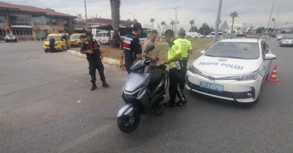 OTOMOBİL MOTOSİKLETLE ÇARPIŞTI