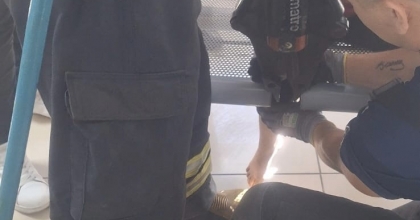 AYAĞI BANKA SIKIŞAN ÇOCUĞU İTFAİYE KURTARDI
