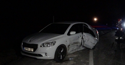 OTOMOBİLLERİN ÇARPIŞTIĞI KAZADA 2 KİŞİ YARALANDI