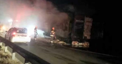 SAMAN YÜKLÜ TIR ALEV TOPUNA DÖNDÜ