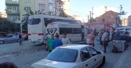 FRENİ BOŞALAN OTOBÜS 4 ARACA ÇARPTI