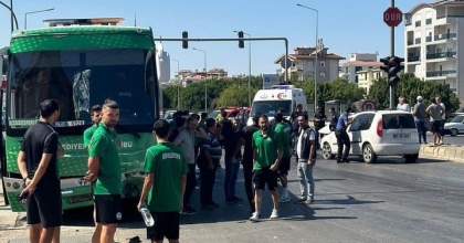 TAKIMI TAŞIYAN OTOBÜS KAZA YAPTI