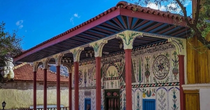 212 YILLIK CAMİİ KÖK BOYASI İŞLEMELERİYLE CANLILIĞINI KORUYOR