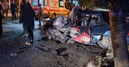 OTOMOBİLLER KAFA KAFAYA ÇARPIŞTI