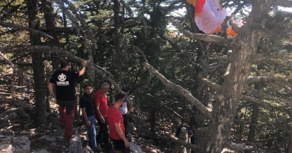 YAMAÇ PARAŞÜTÜ AĞACA DOLANAN TURİST KURTARILDI