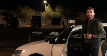 OTOMOBİLİYLE AĞACA ÇARPAN GENÇ YAŞAM MÜCADELESİNİ KAYBETTİ