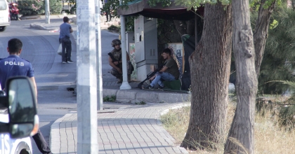 BEKÇİYİ VURAN SALDIRGAN YAKALANACAĞINI ANLAYINCA TÜFEĞİ BAŞINA DAYADI