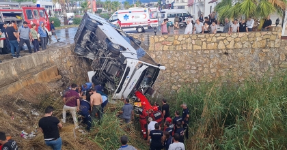 BODRUM’DA MİDİBÜS DEREYE DEVRİLDİ: 23 YARALI