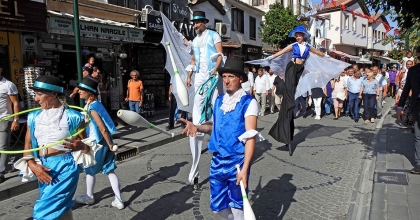 ÇEŞME FESTİVALİ RENKLİ GÖRÜNTÜLERLE BAŞLADI