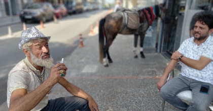 CEZALARDAN YILMAYAN ATLI KOVBOY YENİ ATIYLA SAHNEDE