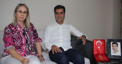 CUMHURBAŞKANINA HAKARET ETTİ YETMEDİ TERÖR GAZİSİNİ DARP ETTİ