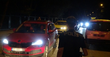 DENETİMDEN KAÇMAK İSTERKEN KAZA YAPTI