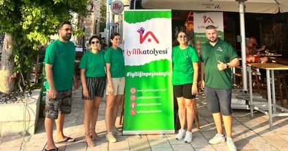 DERNEK ÜYELERİ GARSONLUK YAPIP, ALDIKLARI YEVMİYEYİ İHTİYAÇ SAHİPLERİNE DAĞITTI