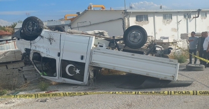 DEVRİLEN KAMYONETİN SÜRÜCÜSÜ YAŞAMINI YİTİRDİ