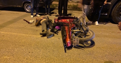 DEVRİLEN MOTOSİKLETİN SÜRÜCÜSÜ AĞIR YARALANDI