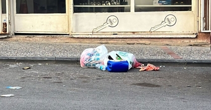 DUYARSIZ VATANDAŞLARIN BIRAKTIĞI ÇÖPLER, ESNAFI İSYAN ETTİRDİ