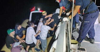 DÜZENSİZ GÖÇMENLER BOT ARIZALINCA YARDIM İSTEDİLER  