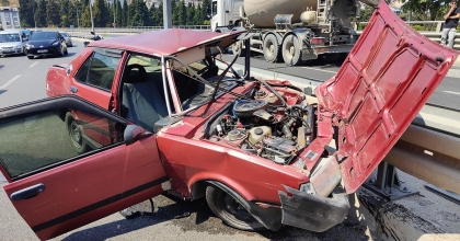 EHLİYETSİZ SÜRÜCÜ OTOMOBİLİYLE BARİYERLERE ÇARPTI: 2 YARALI