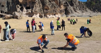 GENÇLER EMRE GÖLÜ ÇEVRESİNDE ÇÖP TOPLADILAR