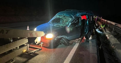 HAFİF TİCARİ ARAÇ ORTA REFÜJE DEVRİLDİ: 1 ÖLÜ, 1 YARALI