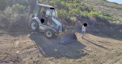 HAZİNEYE AİT ARAZİDEN TOPRAK ALIRKEN YAKALANDI  