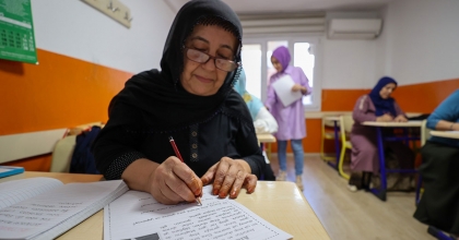 İLK KEZ OKUL SIRALARINA OTURDULAR