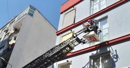 İTFAİYE EKİPLERİ, SIKIŞAN KUMRU YAVRUSU İÇİN SEFERBER OLDU