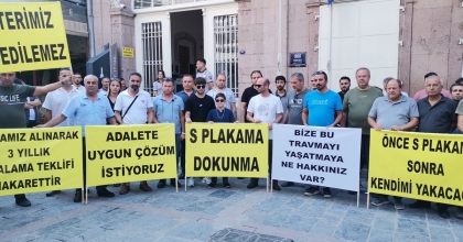İZMİR’DE ‘S PLAKA’ ARAÇ SAHİPLERİ BÜYÜKŞEHİR ÖNÜNDE EYLEM YAPTI