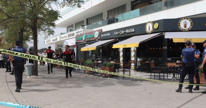 İZMİR'DE ADLİYE ÖNÜNDE SİLAHLI ÇATIŞMA: 1 ÖLÜ, 3 YARALI