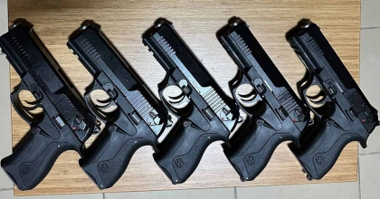 İZMİR'DE SİLAH TİCARETİ YAPAN 2 ŞÜPHELİ YAKALANDI  