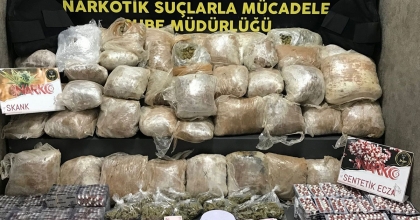 İZMİR'DE UYUŞTURUCU SEVKİYATI OPERASYONU: 5 TUTUKLAMA  