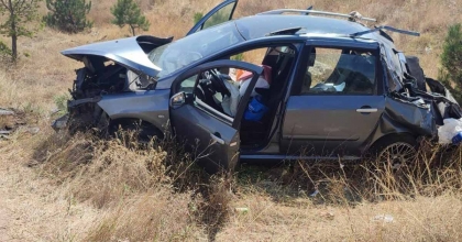 KAZADA HURDAYA DÖNEN ARAÇTA 2 KİŞİ YARALANDI  