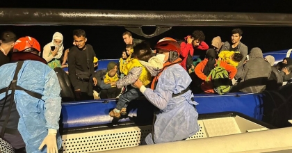 KUCAĞINDAKİ ÇOCUKLARLA YUNANİSTAN'A GEÇERLERKEN YAKALANDILAR  