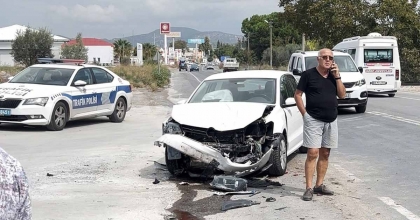 KUŞADASI’NDA OTOMOBİL MİNİBÜSE ARKADAN ÇARPTI: 6 YARALI