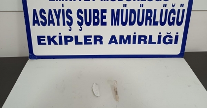 KÜTAHYA’DA ŞÜPHELİ ŞAHSIN ÜZERİNDE UYUŞTURUCU ELE GEÇİRİLDİ  