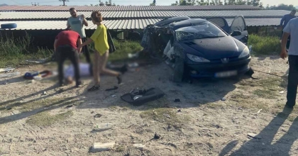 MADEN KAMYONU İLE OTOMOBİL ÇARPIŞTI: 1'İ AĞIR 3 YARALI  