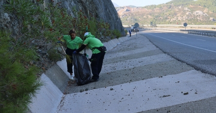 MARMARİS'TE YOLDAN GEÇENLERİN ATTIĞI ÇÖPLER TEMİZLENDİ  
