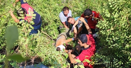 MOTOSİKLET 20 METRELİK UÇURUMA YUVARLANDI: 2 YARALI