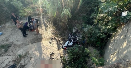 MOTOSİKLET DERE YATAĞINA UÇTU: 2 AĞIR YARALI