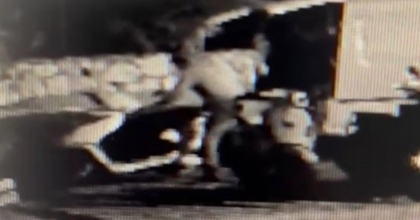 MOTOSİKLETİ KAMYONETE YÜKLEYİP GÖTÜRDÜ