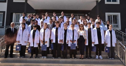 ÖNLÜKLERİ, MÜDÜR ÇALIŞKAN GİYDİRDİ